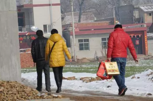 新婚串門哥嫂不正眼瞧,三年後求助,婆婆說不借錢給白眼狼