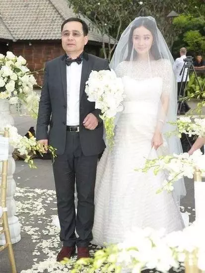楊冪爸爸曬自家小農場大豐收,細節可見別墅花園寬敞舒服
