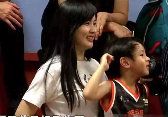 吳尊妻子能幹!親自給6歲Max拔牙,Max拔完牙沒哭好勇敢