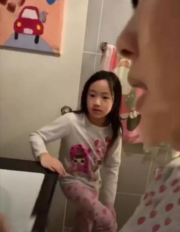吳尊妻子能幹!親自給6歲Max拔牙,Max拔完牙沒哭好勇敢