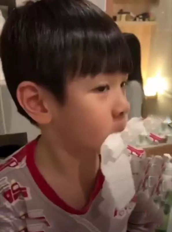 吳尊妻子能幹!親自給6歲Max拔牙,Max拔完牙沒哭好勇敢