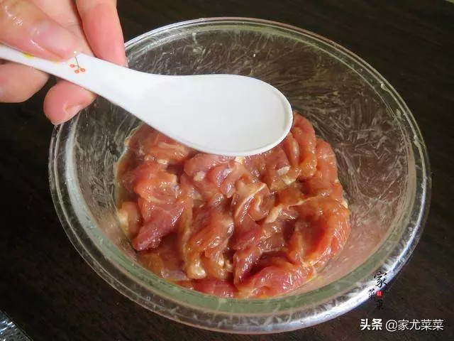 不管炒什麼肉,都別直接下鍋,教你正確醃肉方法肉不柴不腥
