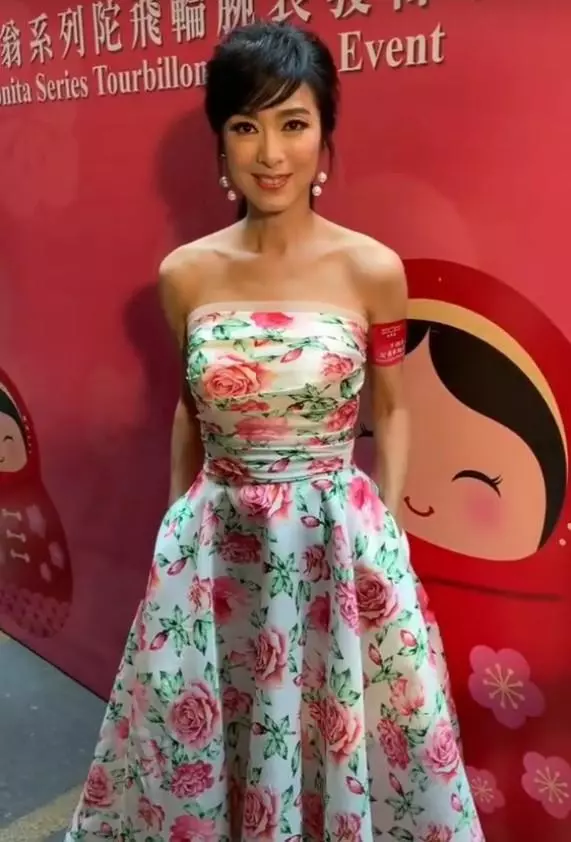 64歲米雪近照曝光,關掉十級美顏濾鏡後,網友:比趙雅芝還年輕