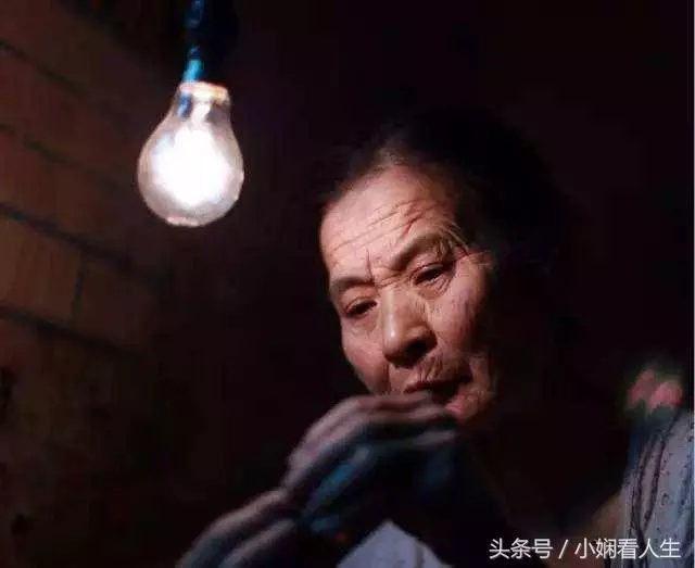 元旦陪老公回老家,看到婆婆在吃飯,我鼻子一酸眼淚流了下來