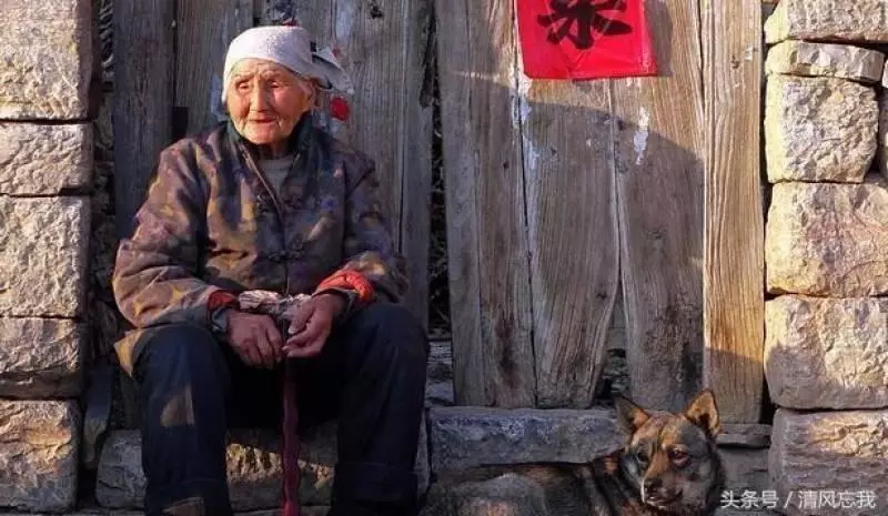 出嫁的女兒每月寄錢回娘家,兩年後被丈夫趕出門,回到娘家聽到的對話讓我熱淚盈眶
