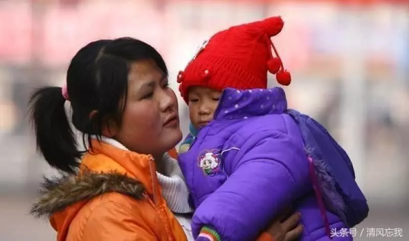 出嫁的女兒每月寄錢回娘家,兩年後被丈夫趕出門,回到娘家聽到的對話讓我熱淚盈眶