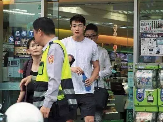 小蕭亞軒16歲,被帶回家過夜,身材顏值嫩到極點,這個男生不簡單!