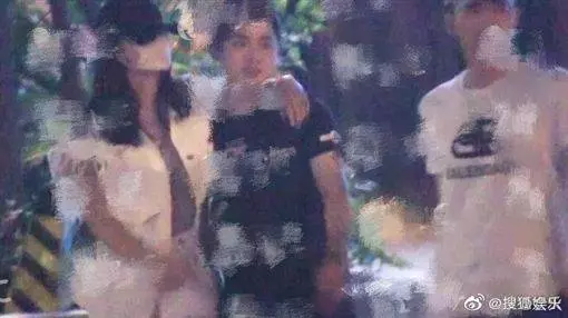 喝到站不穩!女星爆醉後帶男子開房間