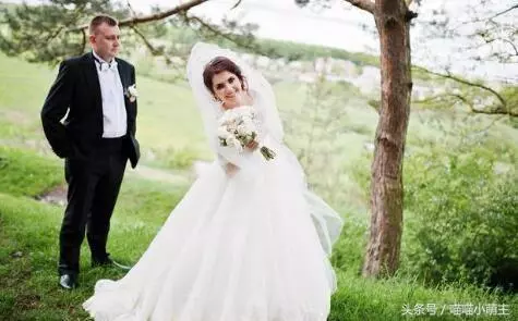 結婚婆婆不給彩禮,說收的紅包都歸我,晚上對完禮金,我如墜冰窖