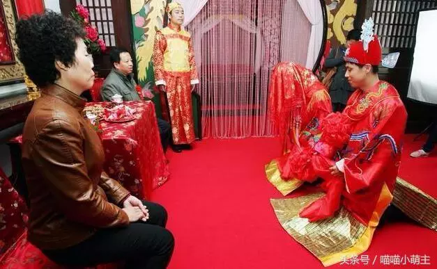 結婚婆婆不給彩禮,說收的紅包都歸我,晚上對完禮金,我如墜冰窖