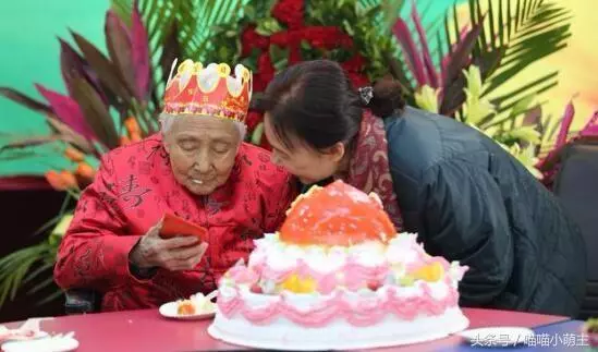 養母生日,我帶蛋糕回去慶祝,兒子調皮打開抽屜,我含淚放上兩萬