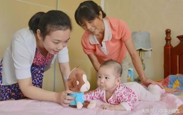 兒子滿月擺酒,娘家來了一車人,晚上打開紅包,我如墜冰窖