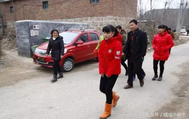 兒子滿月擺酒,娘家來了一車人,晚上打開紅包,我如墜冰窖