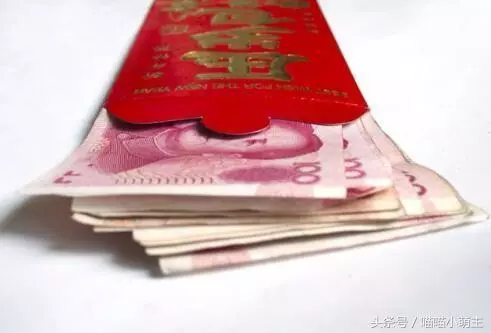 兒子滿月擺酒,娘家來了一車人,晚上打開紅包,我如墜冰窖