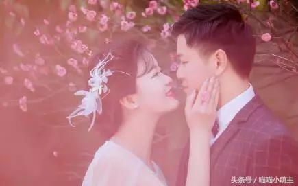 離婚兩年,前夫再婚我偷偷跑過去,婚禮上看到新娘後,我釋然了