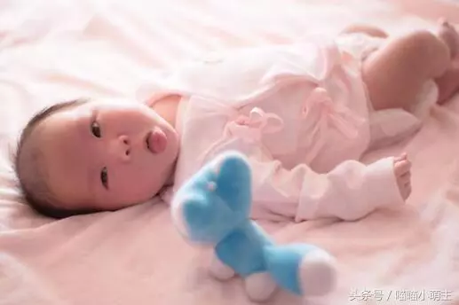 女兒遠嫁外地,打電話時不說話只是哭,我去看她,進門掀翻桌子