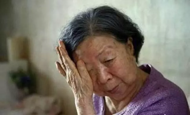 兒子打工一年回家,剛進門就被兒媳拉回房,透過門縫婆婆如遭雷擊