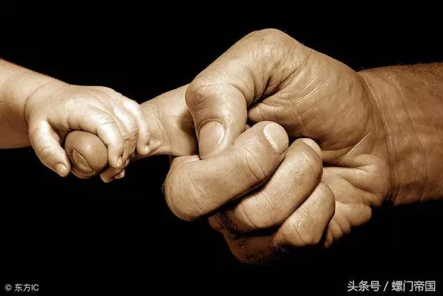哥哥讓妹妹跟了貧窮的爸爸,長大後妹妹過上了別墅豪車的日子
