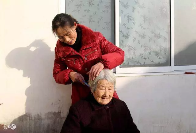 婆婆獲賠十幾萬,偏心都給小姑子,我問她一個問題,乖乖送來10萬