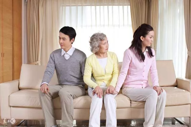 婆婆獲賠十幾萬,偏心都給小姑子,我問她一個問題,乖乖送來10萬