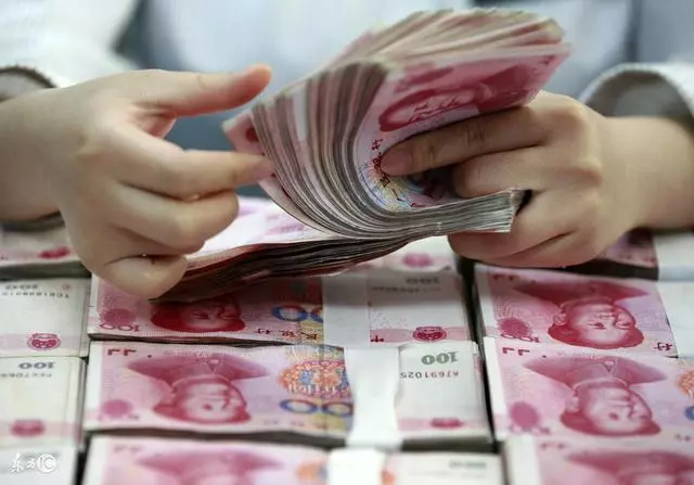 兄弟借我三萬,五年後我上門要債,拿古董抵債,他結婚我隨禮百萬