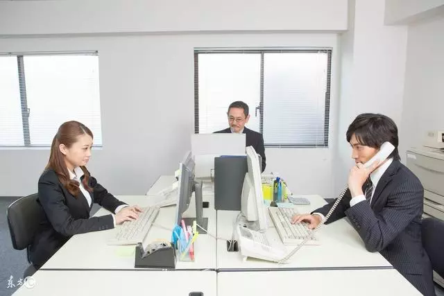 兄弟借我三萬,五年後我上門要債,拿古董抵債,他結婚我隨禮百萬