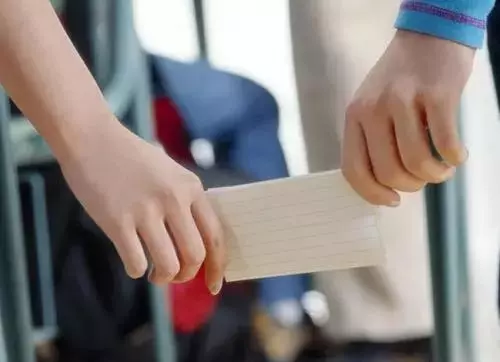 高中時,前面女孩遞了張紙條上面寫著「1+9+0=」回傳答案是10卻被打臉活該單身魯蛇。直到有了女友,才知道答案...