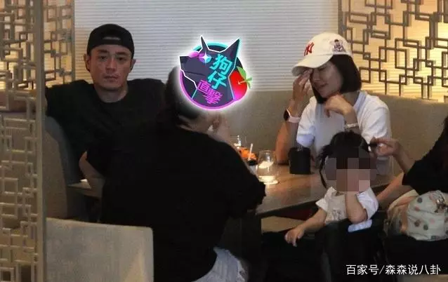 林心如一家三口外出聚餐,2歲女兒「小海豚正面照」爆光:濃眉大眼長相隨爸!