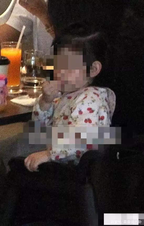 林心如一家三口外出聚餐,2歲女兒「小海豚正面照」爆光:濃眉大眼長相隨爸!