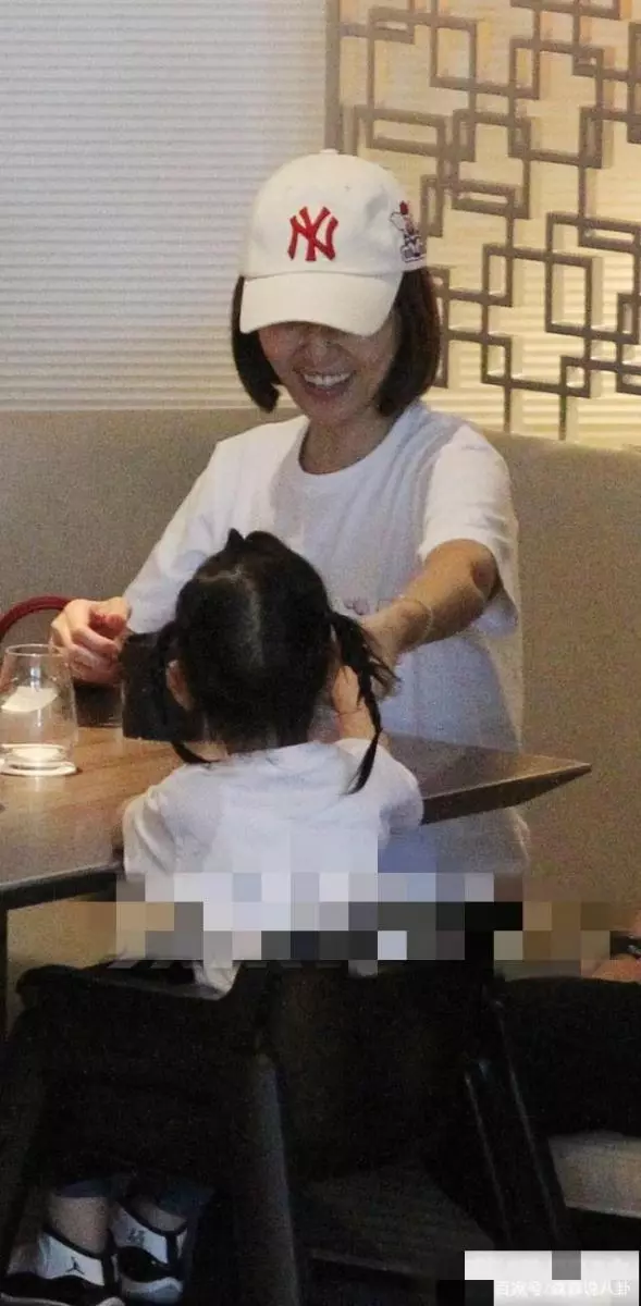 林心如一家三口外出聚餐,2歲女兒「小海豚正面照」爆光:濃眉大眼長相隨爸!