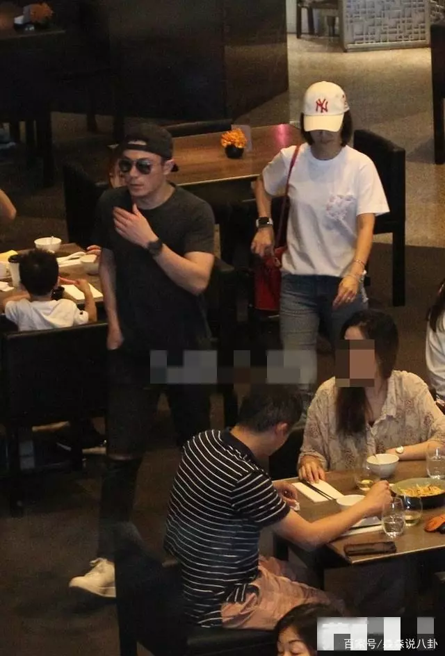 林心如一家三口外出聚餐,2歲女兒「小海豚正面照」爆光:濃眉大眼長相隨爸!