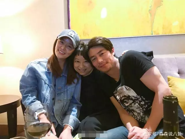 林心如一家三口外出聚餐,2歲女兒「小海豚正面照」爆光:濃眉大眼長相隨爸!