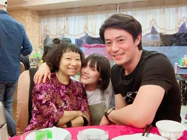 林心如一家三口外出聚餐,2歲女兒「小海豚正面照」爆光:濃眉大眼長相隨爸!