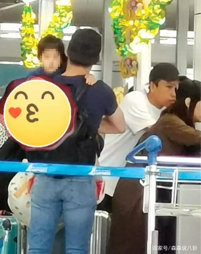 林心如一家三口外出聚餐,2歲女兒「小海豚正面照」爆光:濃眉大眼長相隨爸!