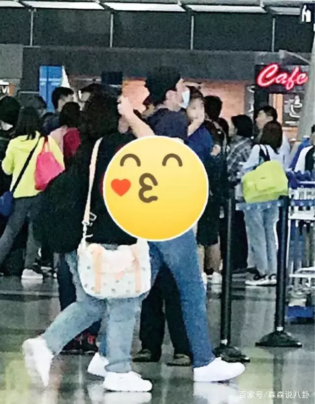 林心如一家三口外出聚餐,2歲女兒「小海豚正面照」爆光:濃眉大眼長相隨爸!