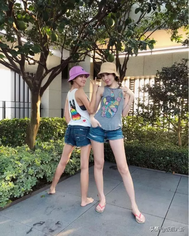 林志穎老婆帶雙胞胎遊玩,超長美腿搶鏡,小兒子表情呆萌顏值賽過老爸!