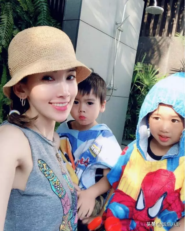 林志穎老婆帶雙胞胎遊玩,超長美腿搶鏡,小兒子表情呆萌顏值賽過老爸!
