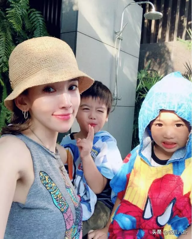 林志穎老婆帶雙胞胎遊玩,超長美腿搶鏡,小兒子表情呆萌顏值賽過老爸!