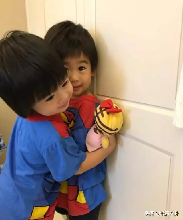 林志穎老婆帶雙胞胎遊玩,超長美腿搶鏡,小兒子表情呆萌顏值賽過老爸!