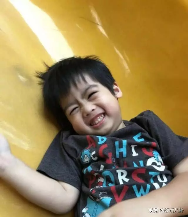 林志穎老婆帶雙胞胎遊玩,超長美腿搶鏡,小兒子表情呆萌顏值賽過老爸!