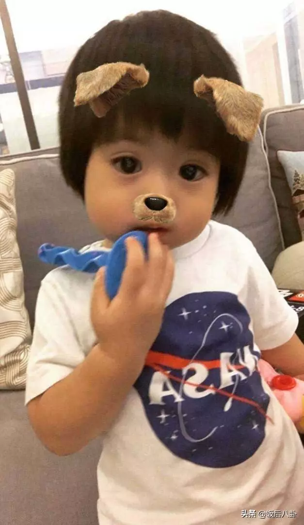 林志穎老婆帶雙胞胎遊玩,超長美腿搶鏡,小兒子表情呆萌顏值賽過老爸!