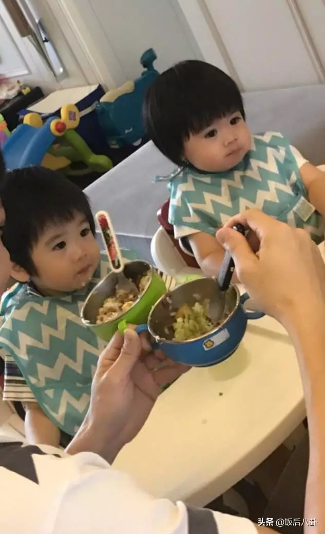林志穎老婆帶雙胞胎遊玩,超長美腿搶鏡,小兒子表情呆萌顏值賽過老爸!