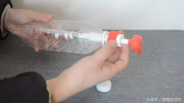 多數人把洗衣機排水管插地漏,不對!瞧瞧精明人做法,太漲見識了