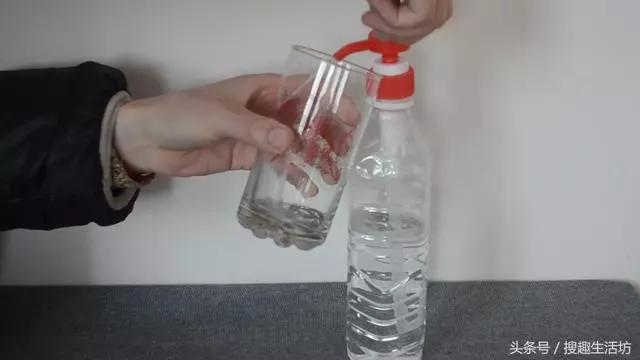 多數人把洗衣機排水管插地漏,不對!瞧瞧精明人做法,太漲見識了
