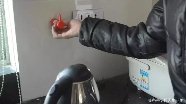多數人把洗衣機排水管插地漏,不對!瞧瞧精明人做法,太漲見識了