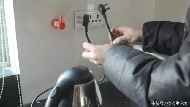 多數人把洗衣機排水管插地漏,不對!瞧瞧精明人做法,太漲見識了
