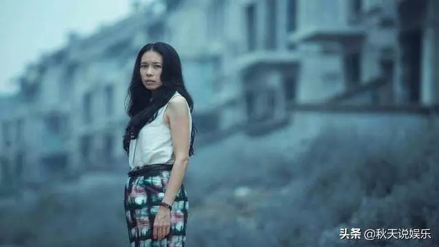 她41歲嫁給初戀,甘願為三個孩子當後媽,如今47歲被丈夫寵成公主