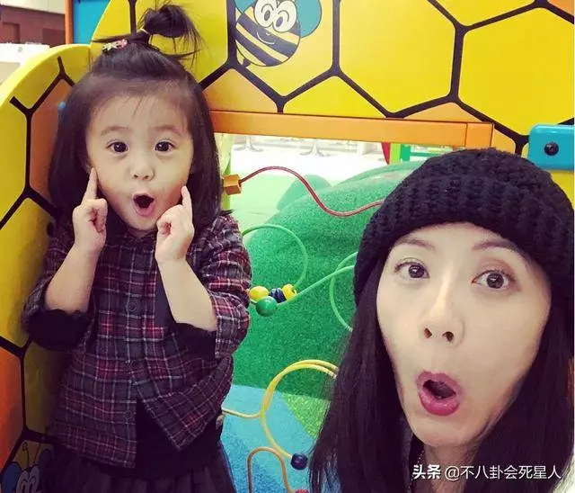 波妞成最嚴肅星二代,拍照不笑還愛皺眉頭,才兩歲就能打哭咘咘
