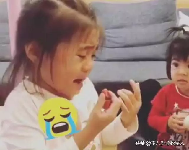 波妞成最嚴肅星二代,拍照不笑還愛皺眉頭,才兩歲就能打哭咘咘