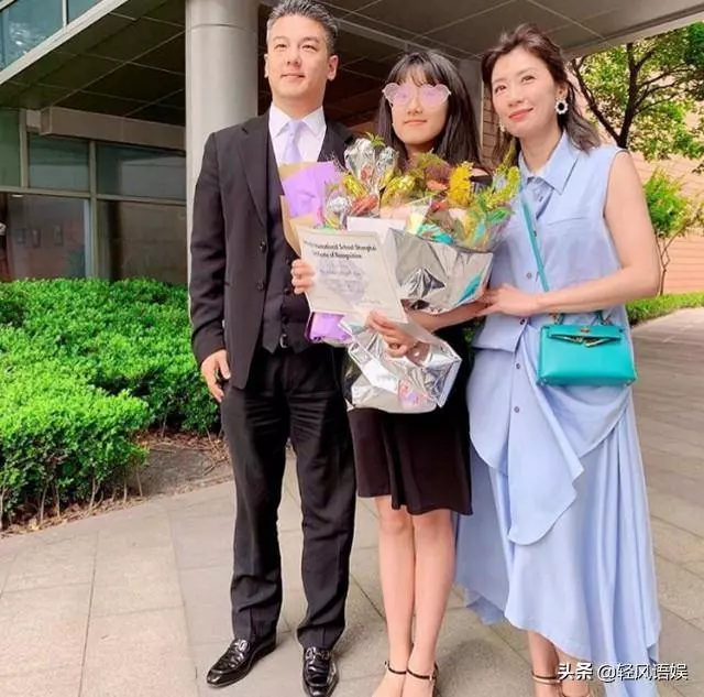 梧桐妹14歲生日一家五口甜蜜同框,蕭敬騰和女經紀人情侶裝現身